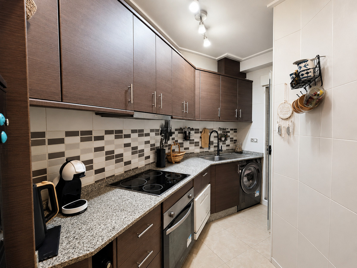 For sale - 3 Bedroom 2 Bathroom Apartment - Middle Floor Apartment in Torrevieja - Torrevieja Centro  - Alicante