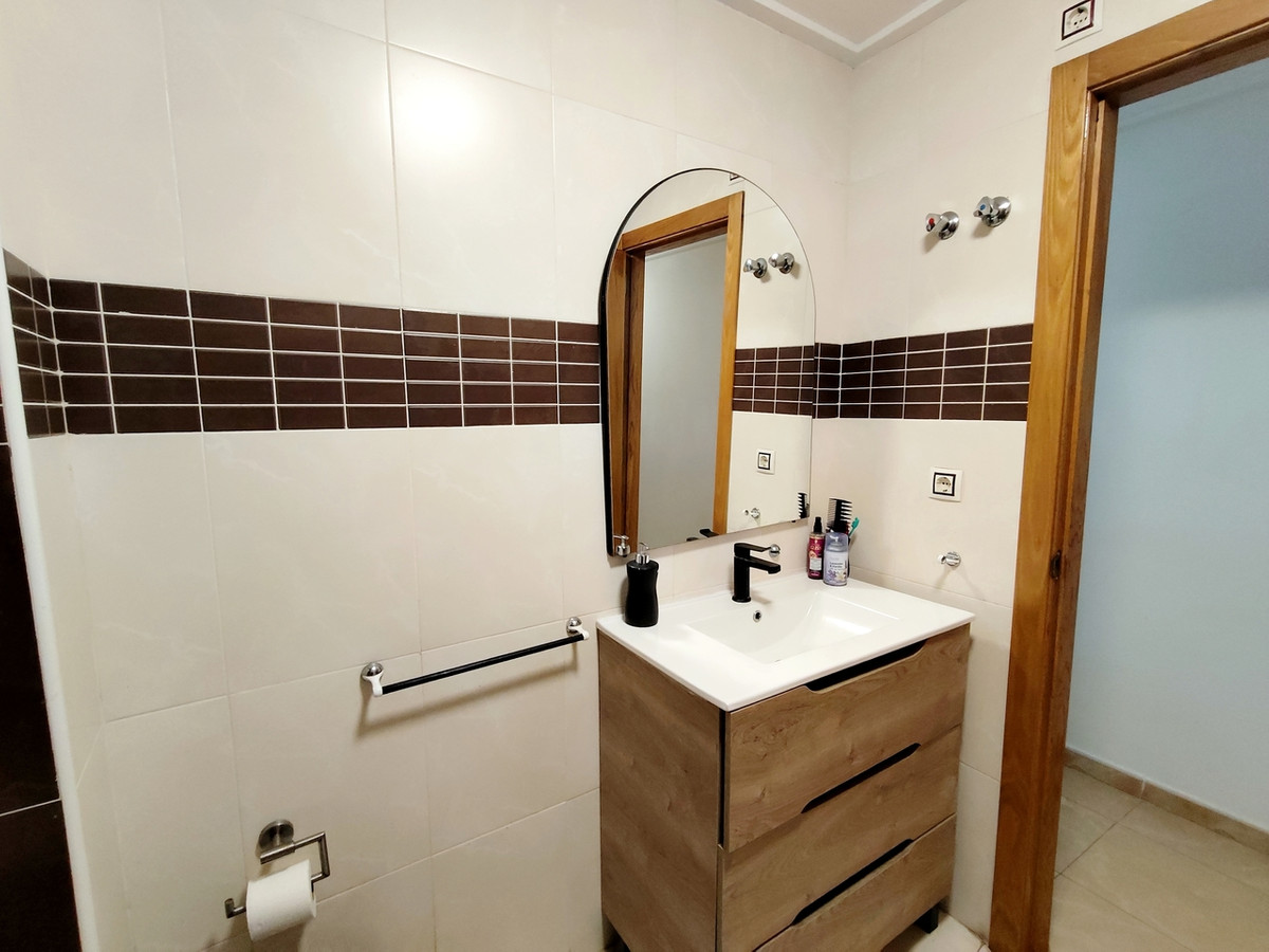 For sale - 3 Bedroom 2 Bathroom Apartment - Middle Floor Apartment in Torrevieja - Torrevieja Centro  - Alicante