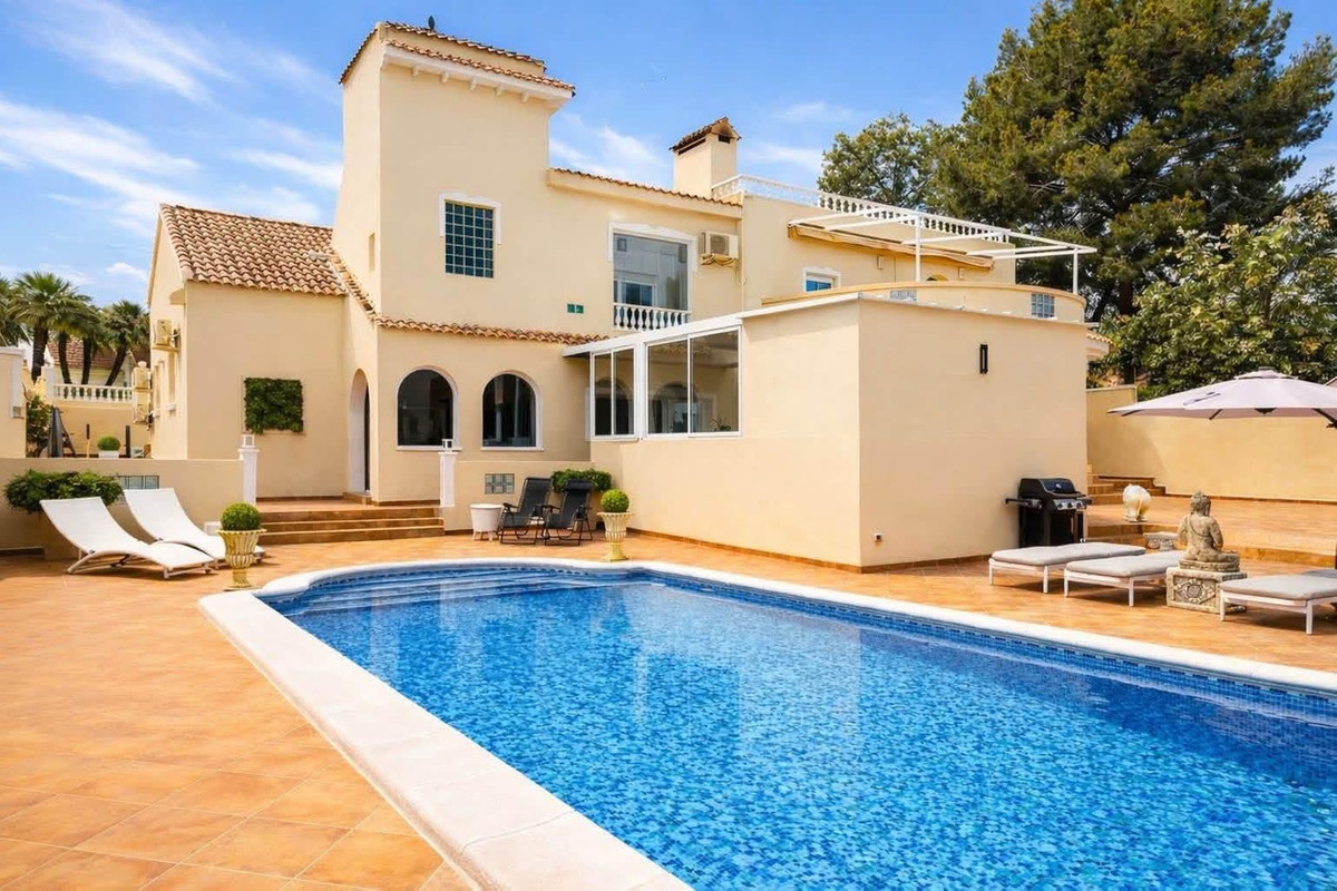 For sale - 4 Bedroom 3 Bathroom House - Detached Villa in San Miguel de Salinas - San Miguel de Salinas Centro  - Alicante