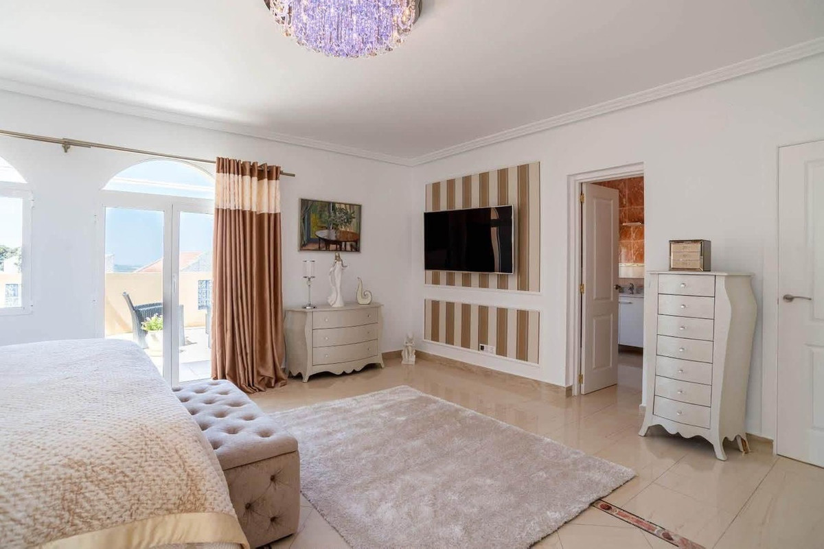 For sale - 4 Bedroom 3 Bathroom House - Detached Villa in San Miguel de Salinas - San Miguel de Salinas Centro  - Alicante