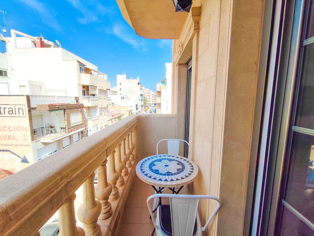 For sale - 3 Bedroom 2 Bathroom Apartment - Middle Floor Apartment in Torrevieja - Torrevieja Centro  - Alicante