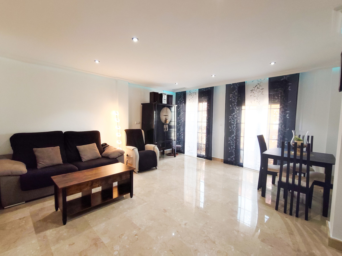 For sale - 3 Bedroom 2 Bathroom Apartment - Middle Floor Apartment in Torrevieja - Torrevieja Centro  - Alicante