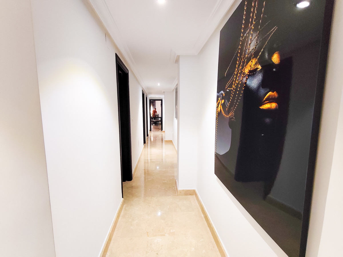 For sale - 3 Bedroom 2 Bathroom Apartment - Middle Floor Apartment in Torrevieja - Torrevieja Centro  - Alicante