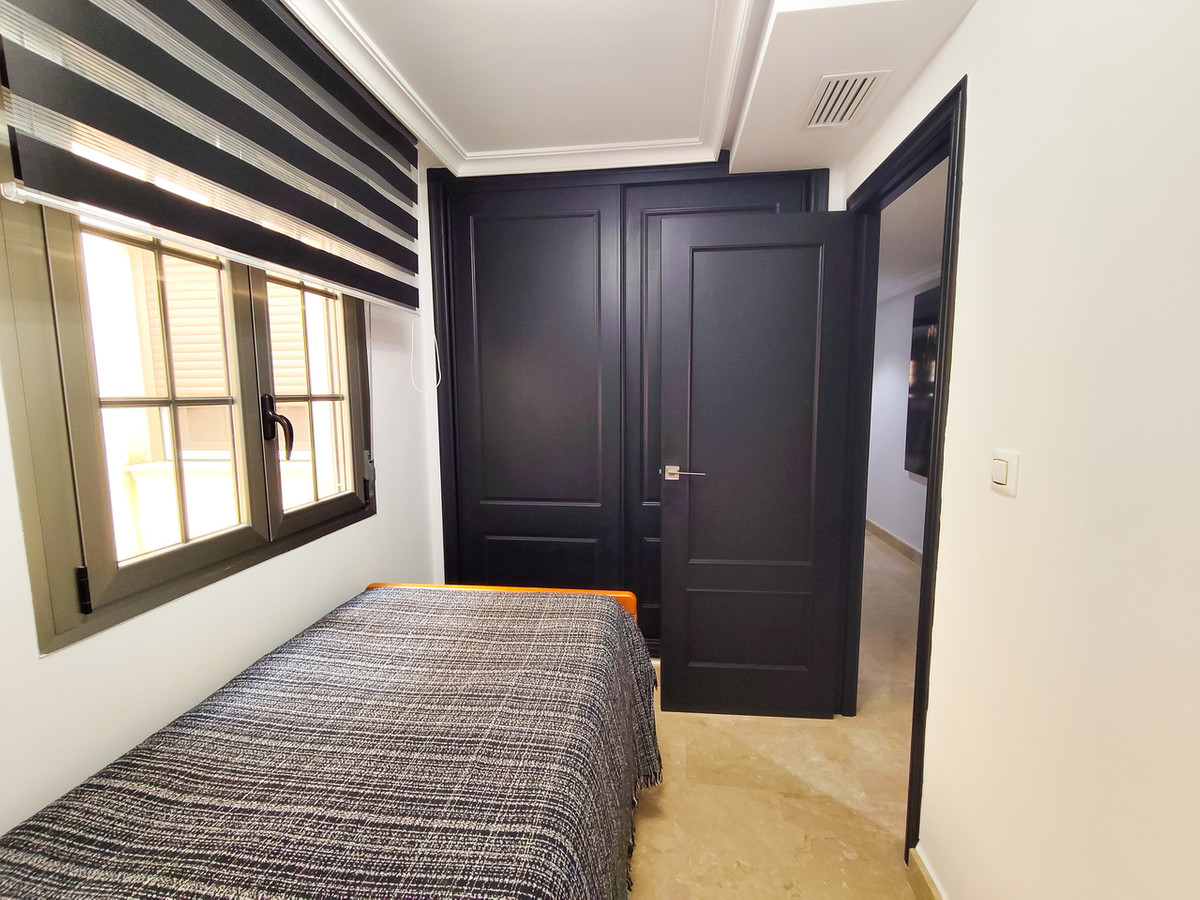 For sale - 3 Bedroom 2 Bathroom Apartment - Middle Floor Apartment in Torrevieja - Torrevieja Centro  - Alicante