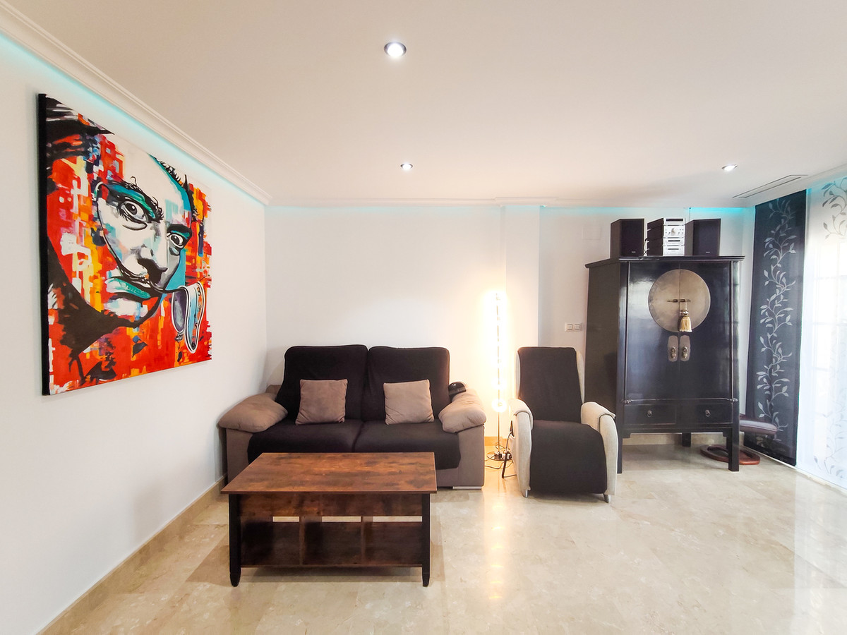For sale - 3 Bedroom 2 Bathroom Apartment - Middle Floor Apartment in Torrevieja - Torrevieja Centro  - Alicante