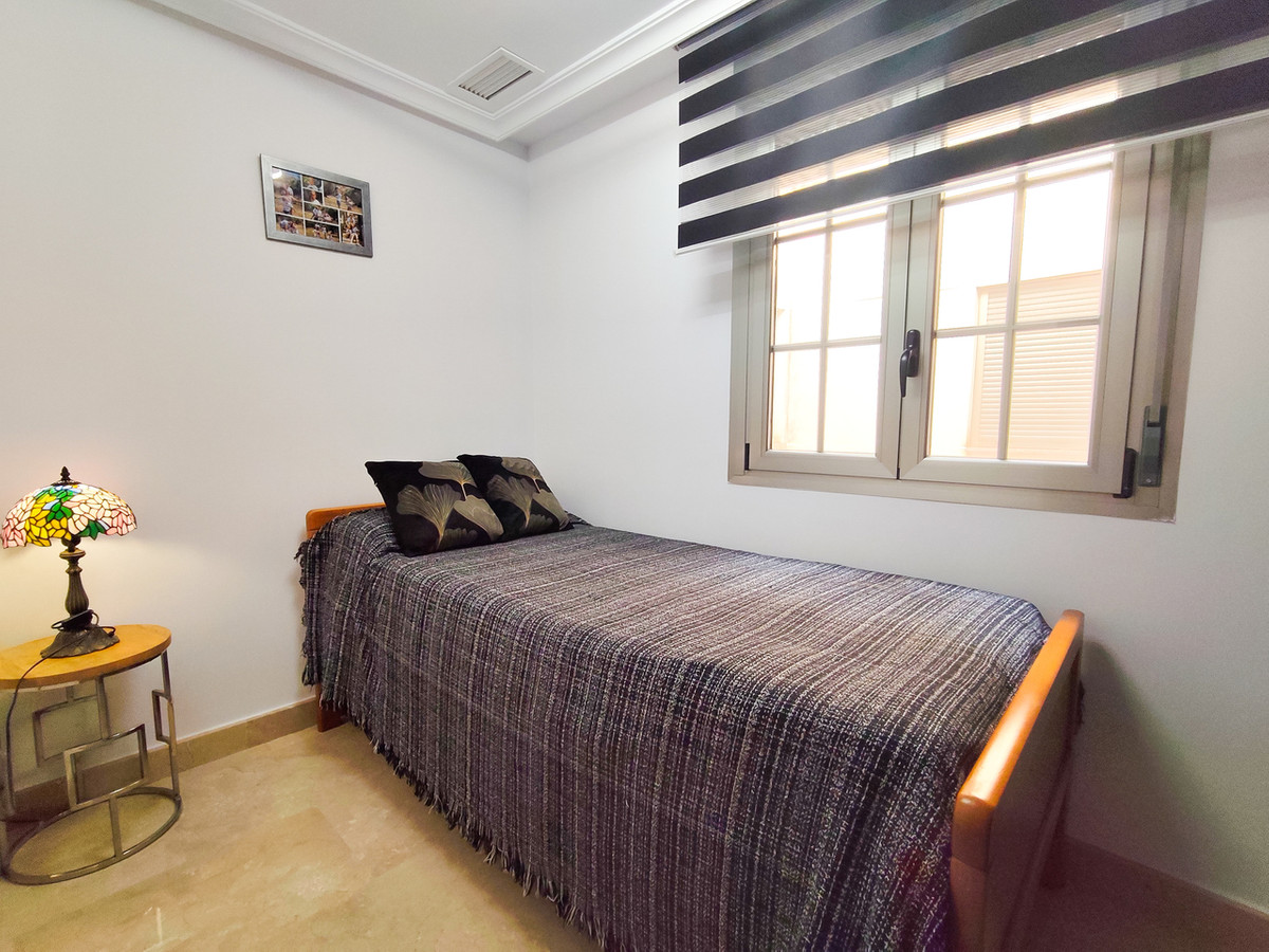 For sale - 3 Bedroom 2 Bathroom Apartment - Middle Floor Apartment in Torrevieja - Torrevieja Centro  - Alicante