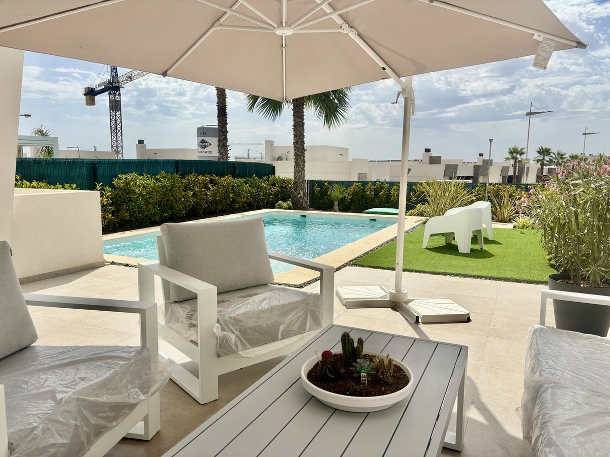 For sale - 4 Bedroom 2 Bathroom House - Detached Villa in Algorfa - La Finca Golf  - Alicante