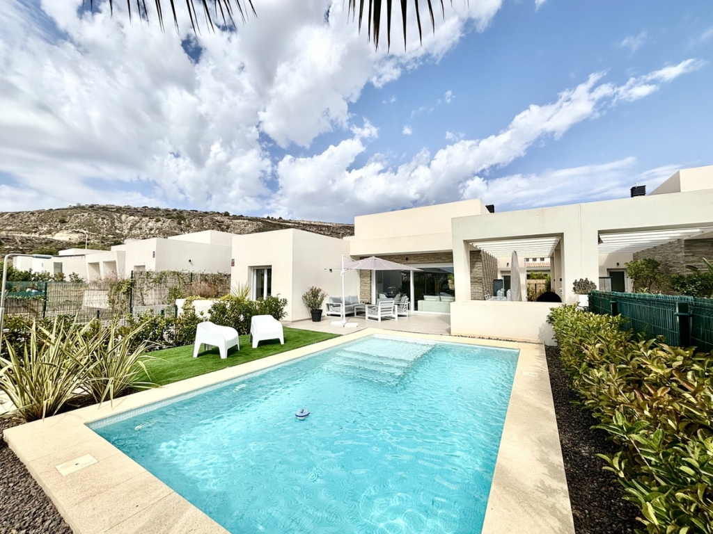 4 Bedroom 2 Bathroom House - Detached Villa in Algorfa