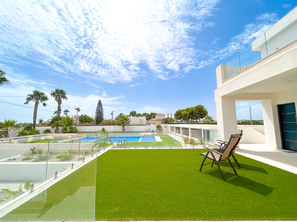 For sale - 8 Bedroom 4 Bathroom House - Detached Villa in Los Montesinos - Los Montesinos Centro  - Alicante