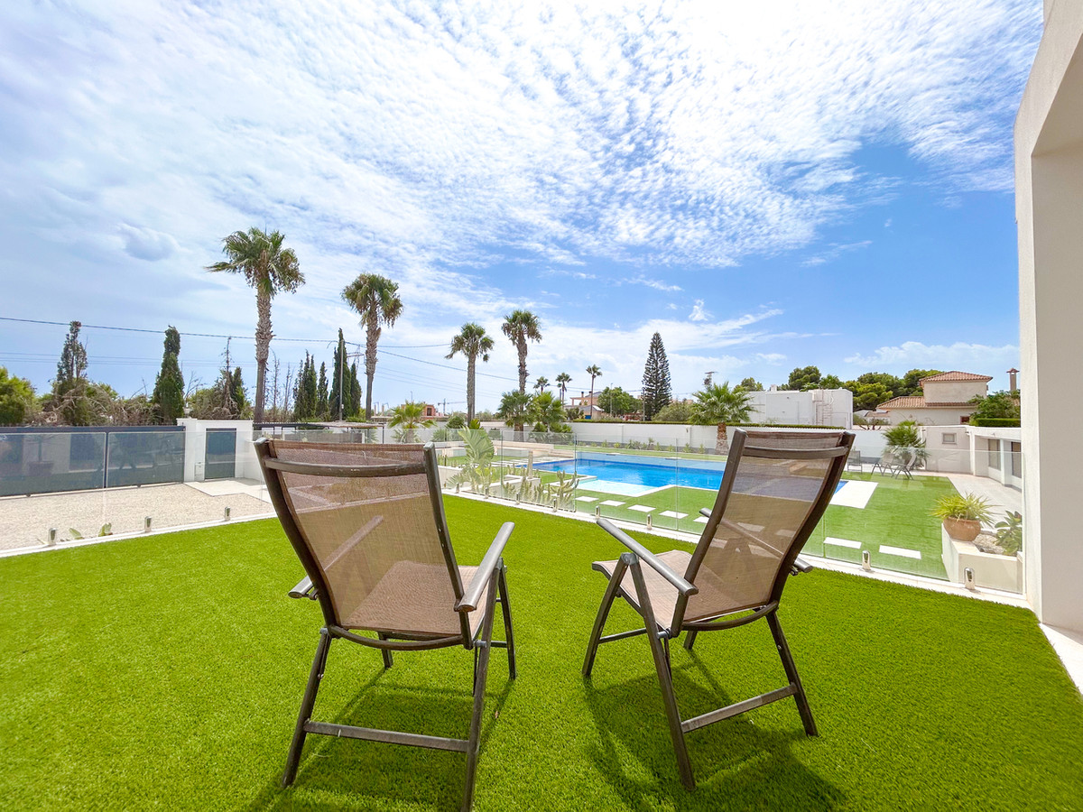 For sale - 8 Bedroom 4 Bathroom House - Detached Villa in Los Montesinos - Los Montesinos Centro  - Alicante