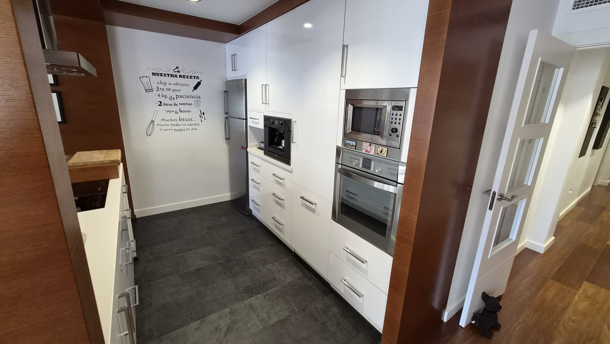For sale - 4 Bedroom 2 Bathroom Apartment - Middle Floor Apartment in Torrevieja - Torrevieja Centro  - Alicante