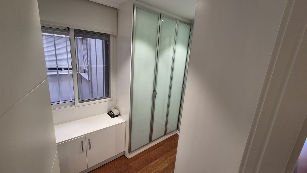 For sale - 4 Bedroom 2 Bathroom Apartment - Middle Floor Apartment in Torrevieja - Torrevieja Centro  - Alicante