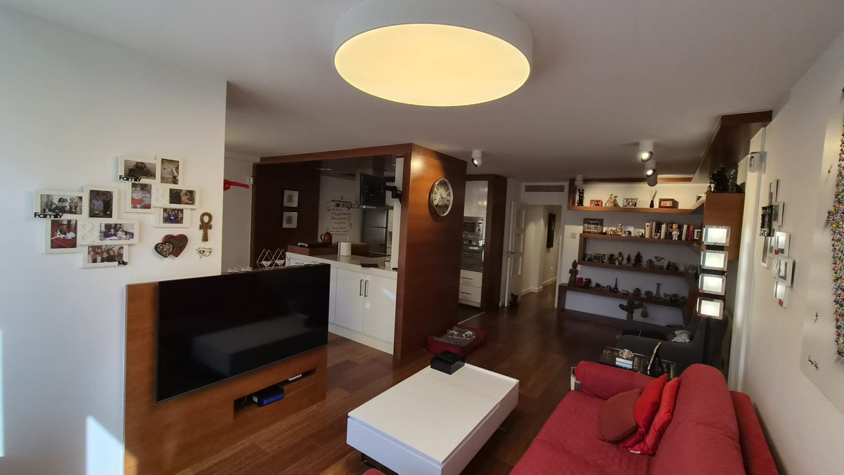 For sale - 4 Bedroom 2 Bathroom Apartment - Middle Floor Apartment in Torrevieja - Torrevieja Centro  - Alicante