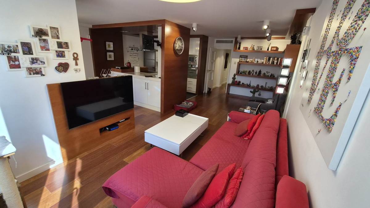 For sale - 4 Bedroom 2 Bathroom Apartment - Middle Floor Apartment in Torrevieja - Torrevieja Centro  - Alicante