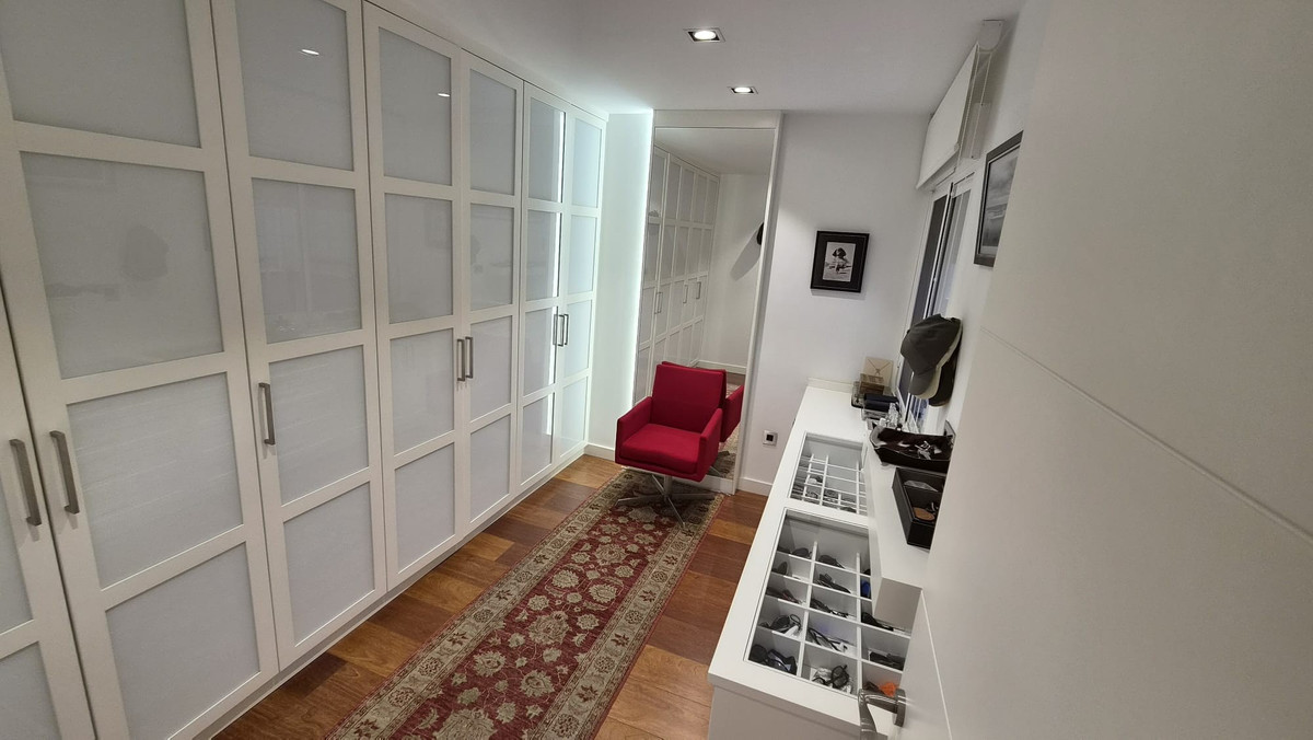 For sale - 4 Bedroom 2 Bathroom Apartment - Middle Floor Apartment in Torrevieja - Torrevieja Centro  - Alicante