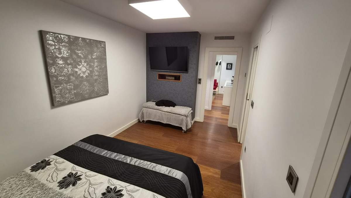 For sale - 4 Bedroom 2 Bathroom Apartment - Middle Floor Apartment in Torrevieja - Torrevieja Centro  - Alicante