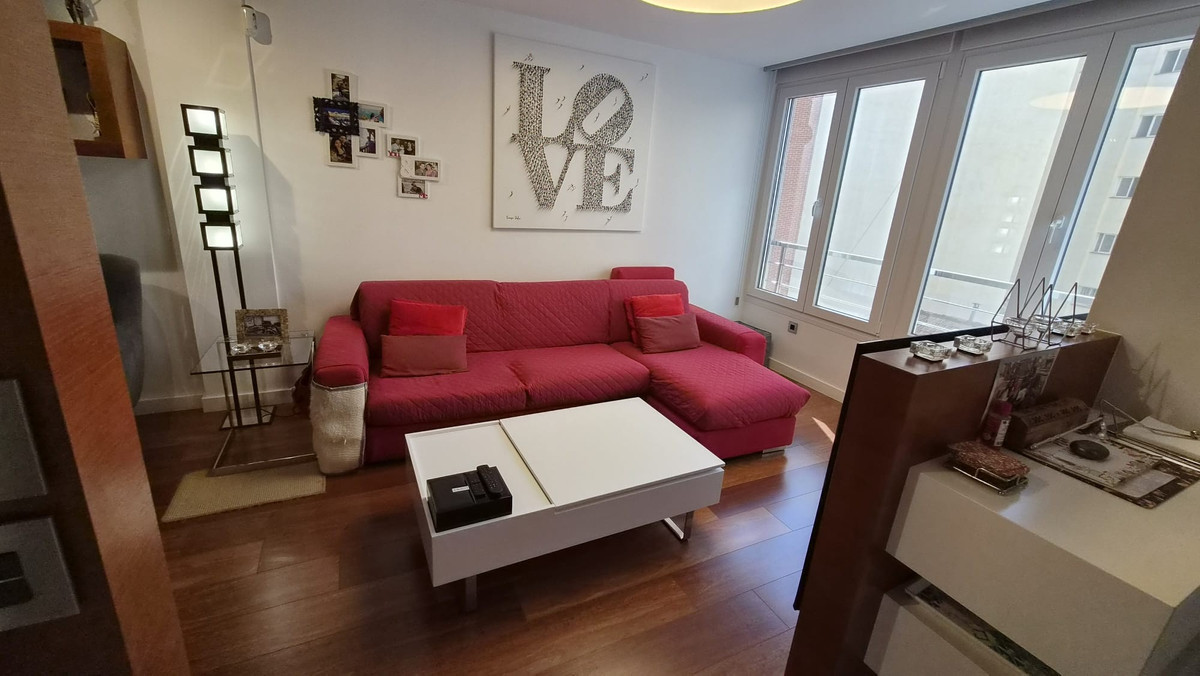 For sale - 4 Bedroom 2 Bathroom Apartment - Middle Floor Apartment in Torrevieja - Torrevieja Centro  - Alicante