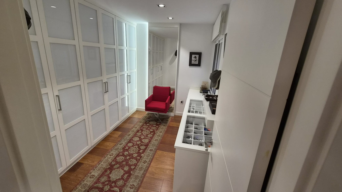 For sale - 4 Bedroom 2 Bathroom Apartment - Middle Floor Apartment in Torrevieja - Torrevieja Centro  - Alicante