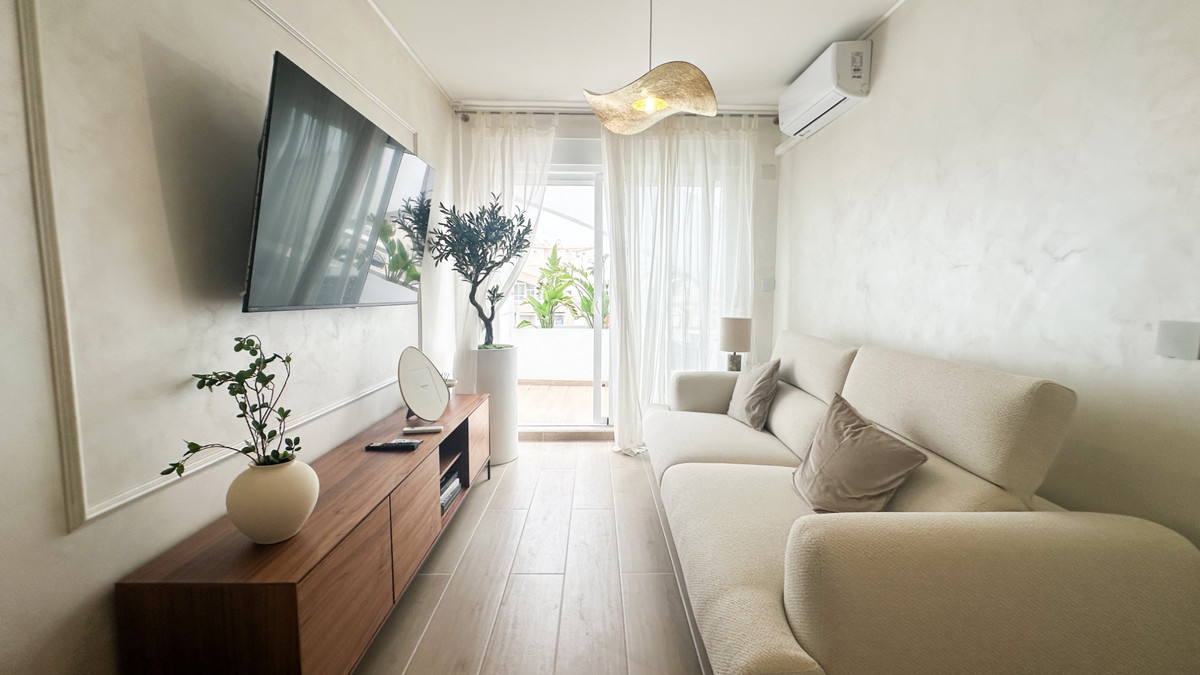 For sale - 2 Bedroom 1 Bathroom Apartment - Penthouse in Torrevieja - Torrevieja Centro  - Alicante