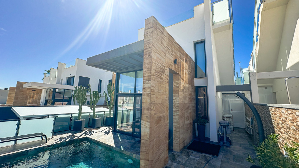 For sale - 3 Bedroom 3 Bathroom House - Detached Villa in Orihuela - Lomas de Cabo Roig  - Alicante