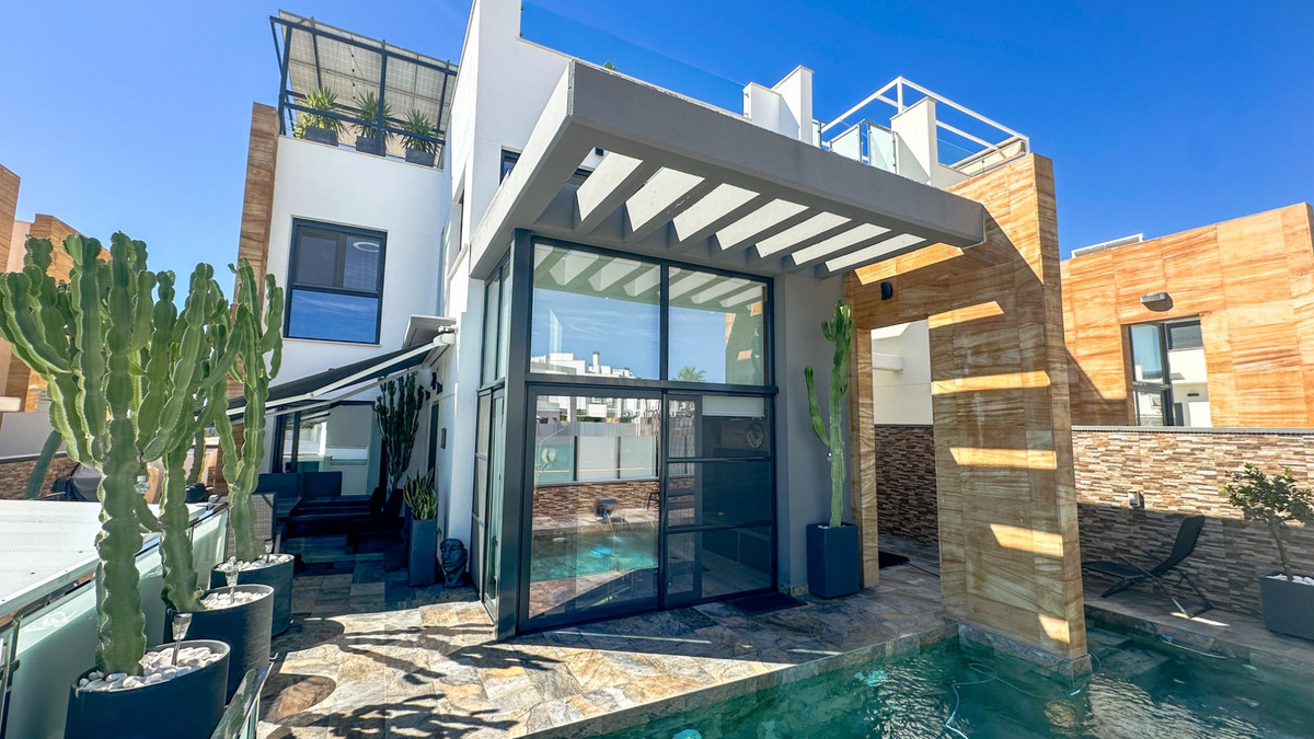 For sale - 3 Bedroom 3 Bathroom House - Detached Villa in Orihuela - Lomas de Cabo Roig  - Alicante