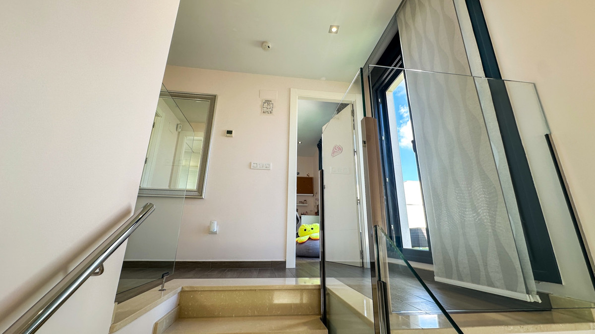For sale - 5 Bedroom 3 Bathroom House - Detached Villa in Torrevieja - Torrevieja Centro  - Alicante