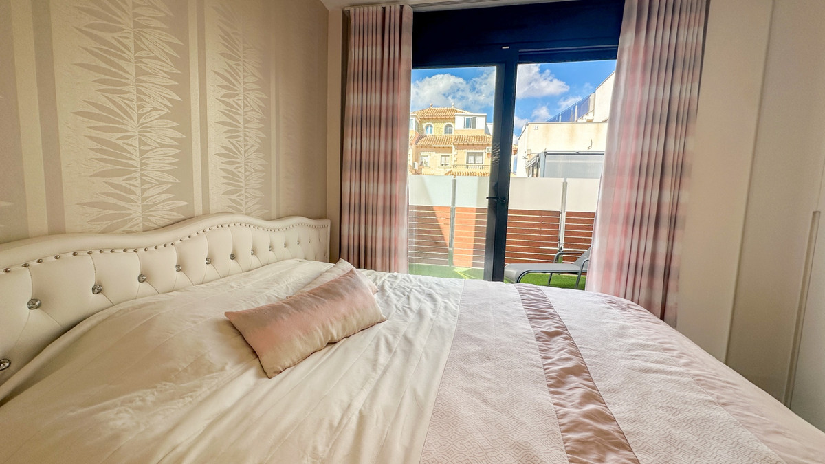 For sale - 5 Bedroom 3 Bathroom House - Detached Villa in Torrevieja - Torrevieja Centro  - Alicante