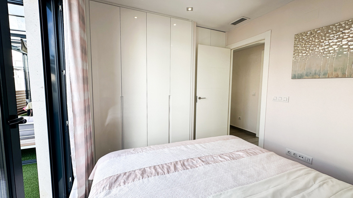 For sale - 5 Bedroom 3 Bathroom House - Detached Villa in Torrevieja - Torrevieja Centro  - Alicante