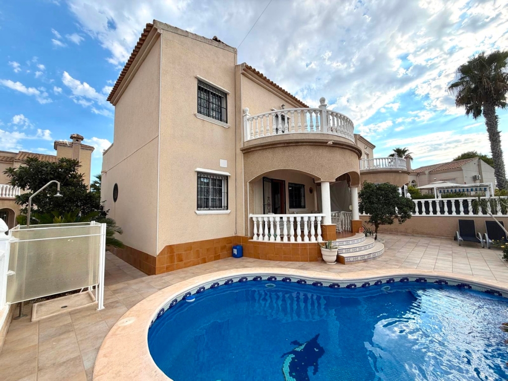 3 Bedroom 2 Bathroom House - Detached Villa in Orihuela