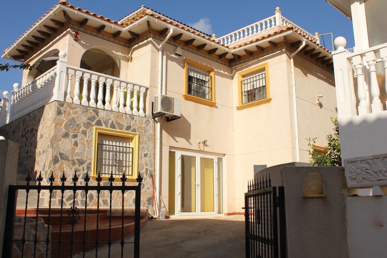 For sale - 5 Bedroom 3 Bathroom Villa in La Zenia - Costa Blanca  - Alicante