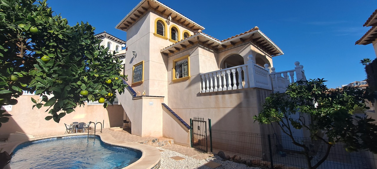 For sale - 5 Bedroom 3 Bathroom Villa in La Zenia - Costa Blanca  - Alicante
