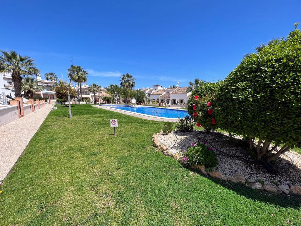 For sale - 2 Bedroom 2 Bathroom Town House in Villamartin - Orihuela Costa  - Alicante