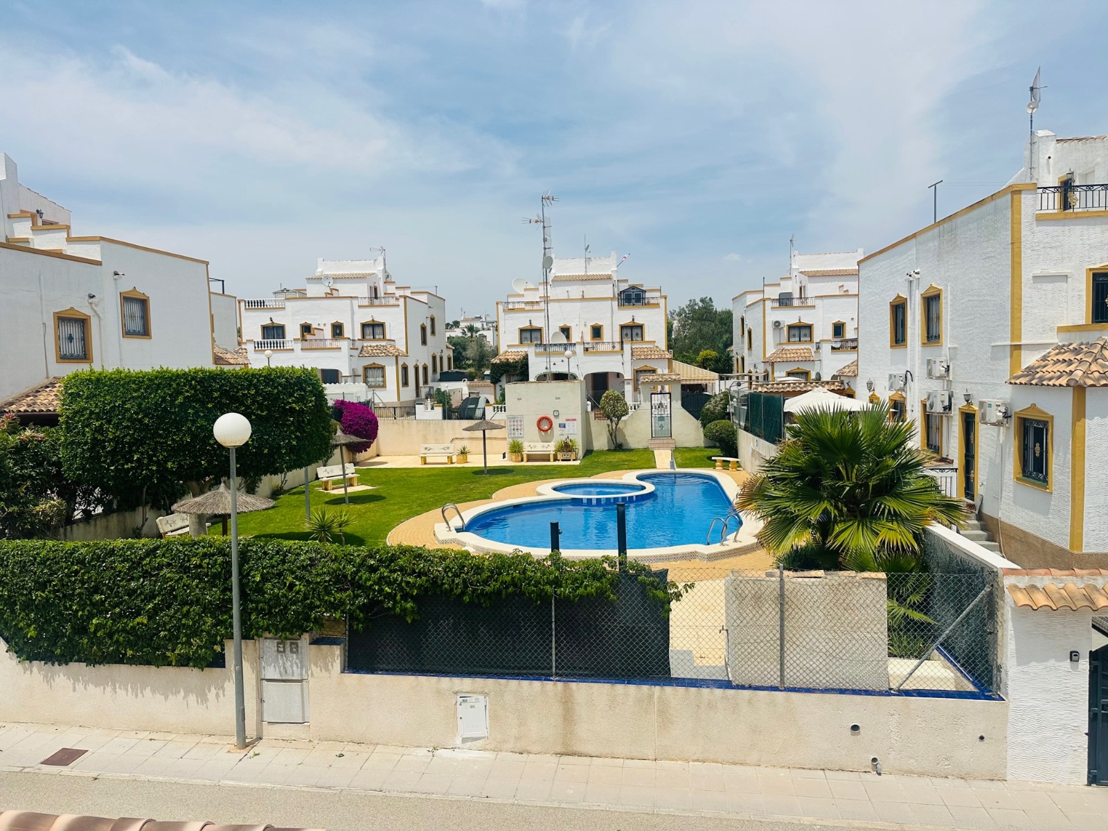 For sale - 3 Bedroom 2 Bathroom Townhouse in Los Montesinos - Entre Naranjos Vistabella  - Alicante