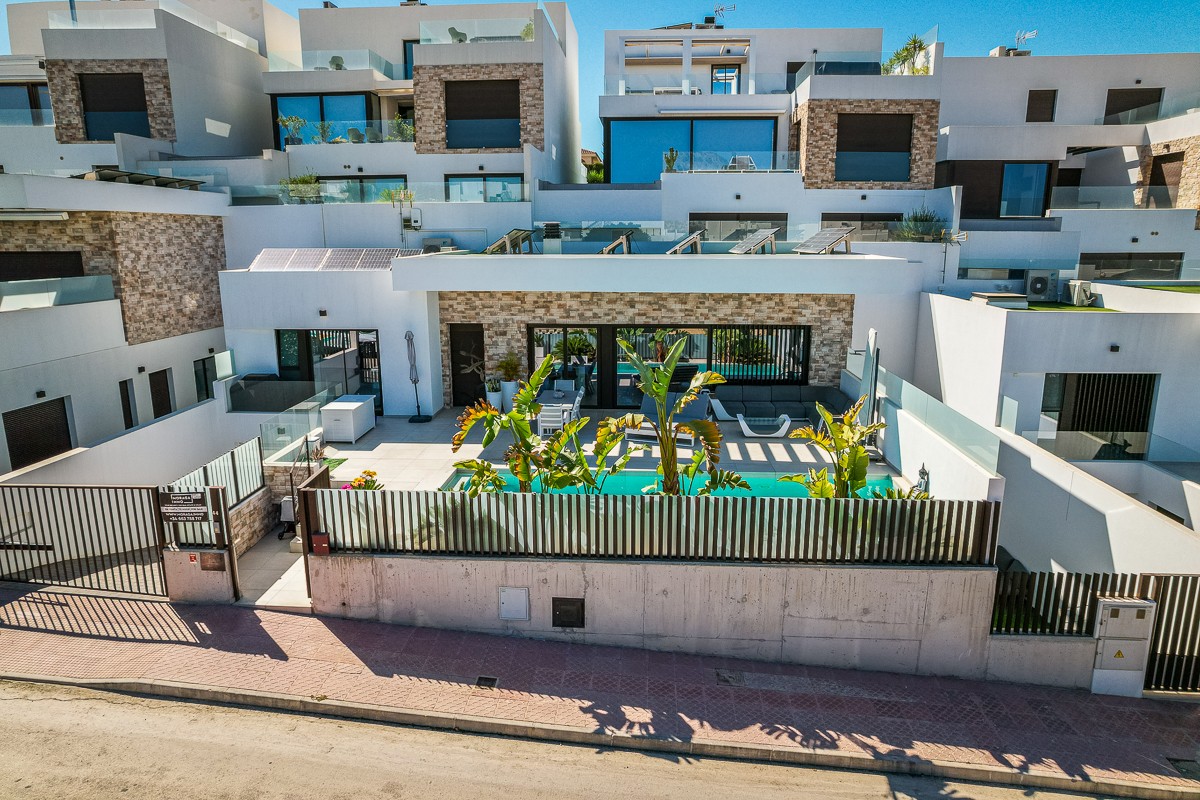 For sale - 4 Bedroom 4 Bathroom Villa in Rojales - Inland  - Alicante