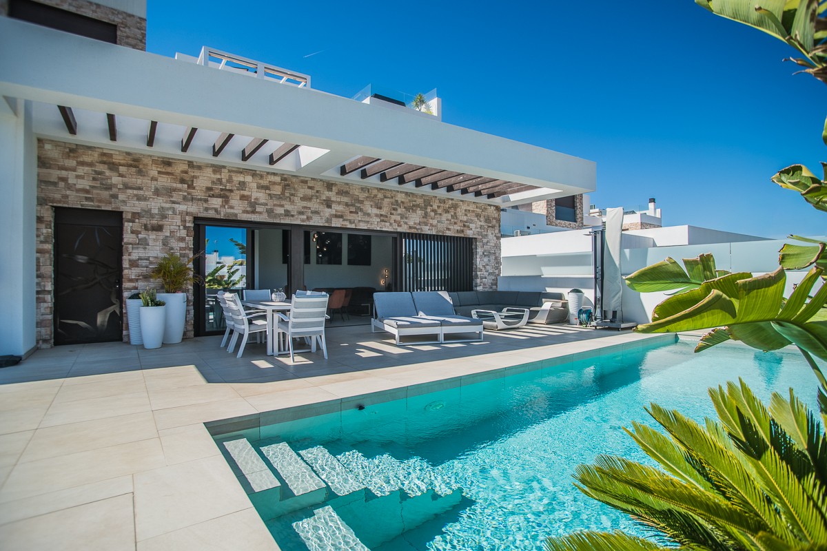 For sale - 4 Bedroom 4 Bathroom Villa in Rojales - Inland  - Alicante
