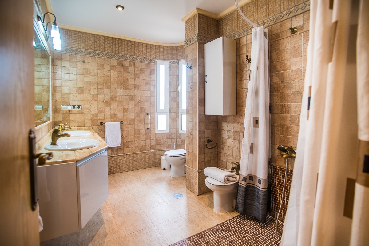 For sale - 7 Bedroom 4 Bathroom Villa in Orihuela - Inland  - Alicante