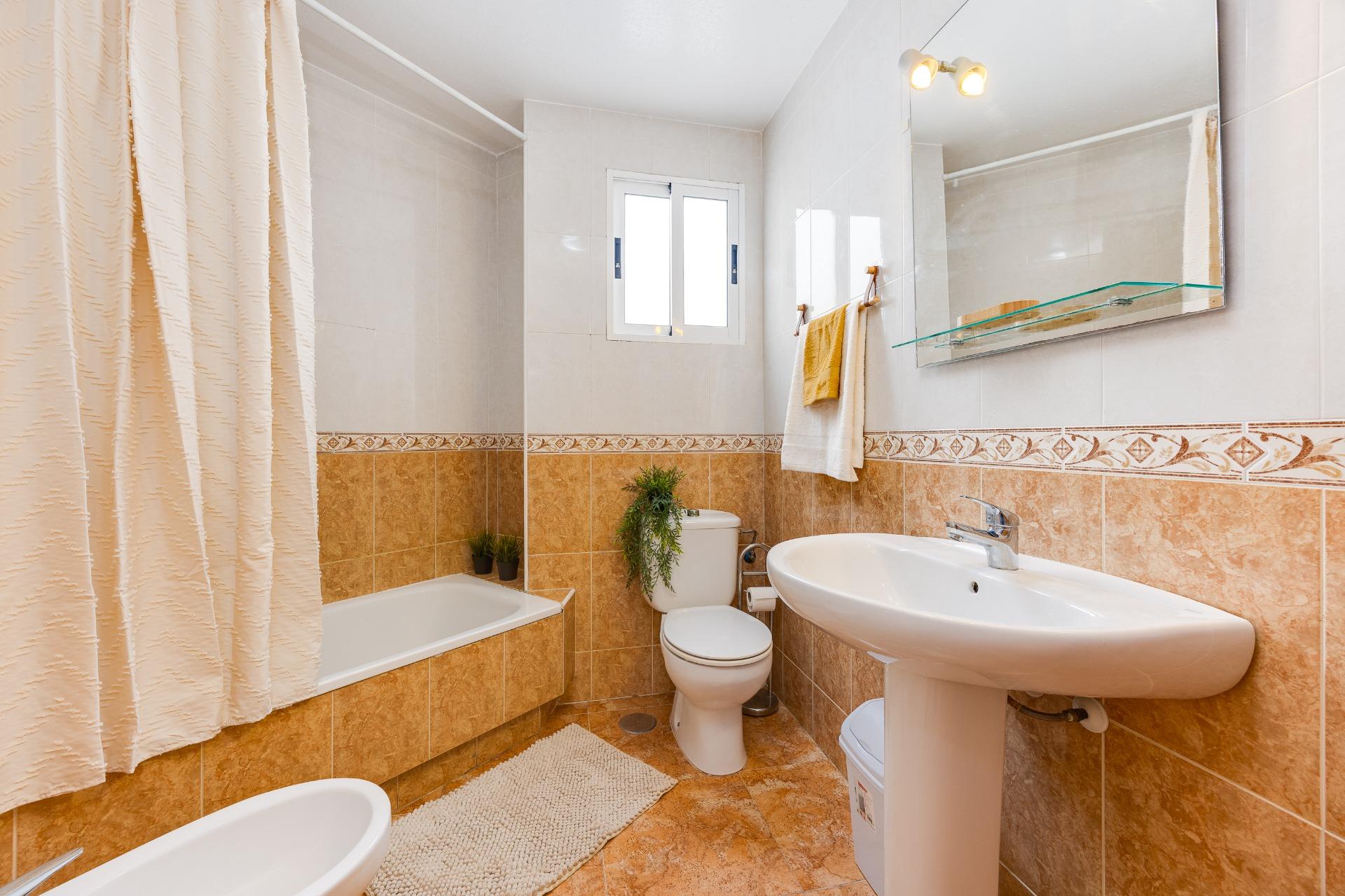 For sale - 2 Bedroom 1 Bathroom Apartment in Torrevieja - Centro  - Alicante