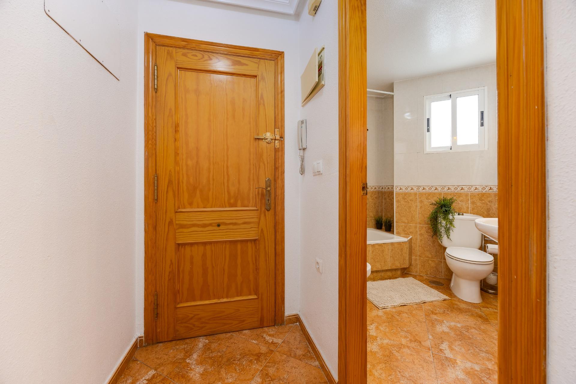 For sale - 2 Bedroom 1 Bathroom Apartment in Torrevieja - Centro  - Alicante