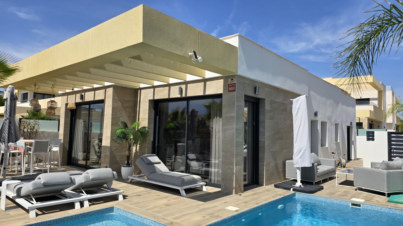 For sale - 3 Bedroom 2 Bathroom Villa in Los Montesinos - , Los Montesinos, Alicante, Spain - Alicante