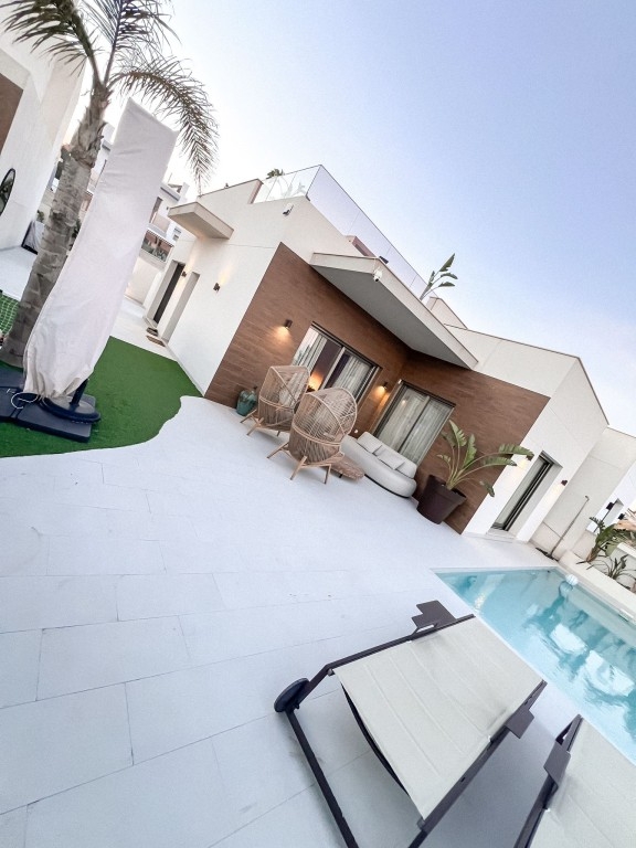 4 Bedroom 3 Bathroom Villa in San Miguel de Salinas
