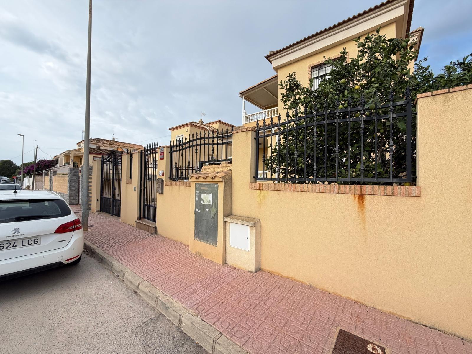 For sale - 4 Bedroom 2 Bathroom Villa in Orihuela Costa - Lomas De Don Juan  - Alicante
