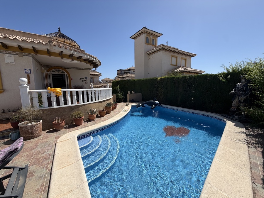For sale - 4 Bedroom 3 Bathroom Villa in Villamartin - , Villamartin, Alicante, Spain - Alicante