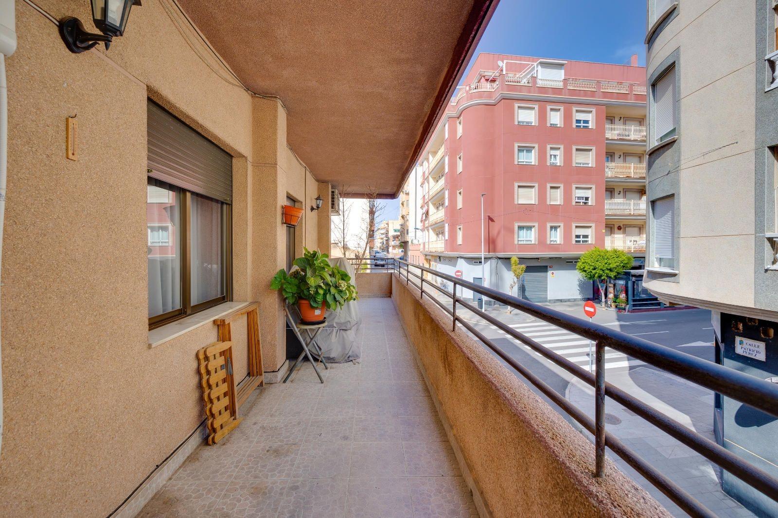 For sale - 5 Bedroom 2 Bathroom Apartment in Torrevieja - Centro  - Alicante