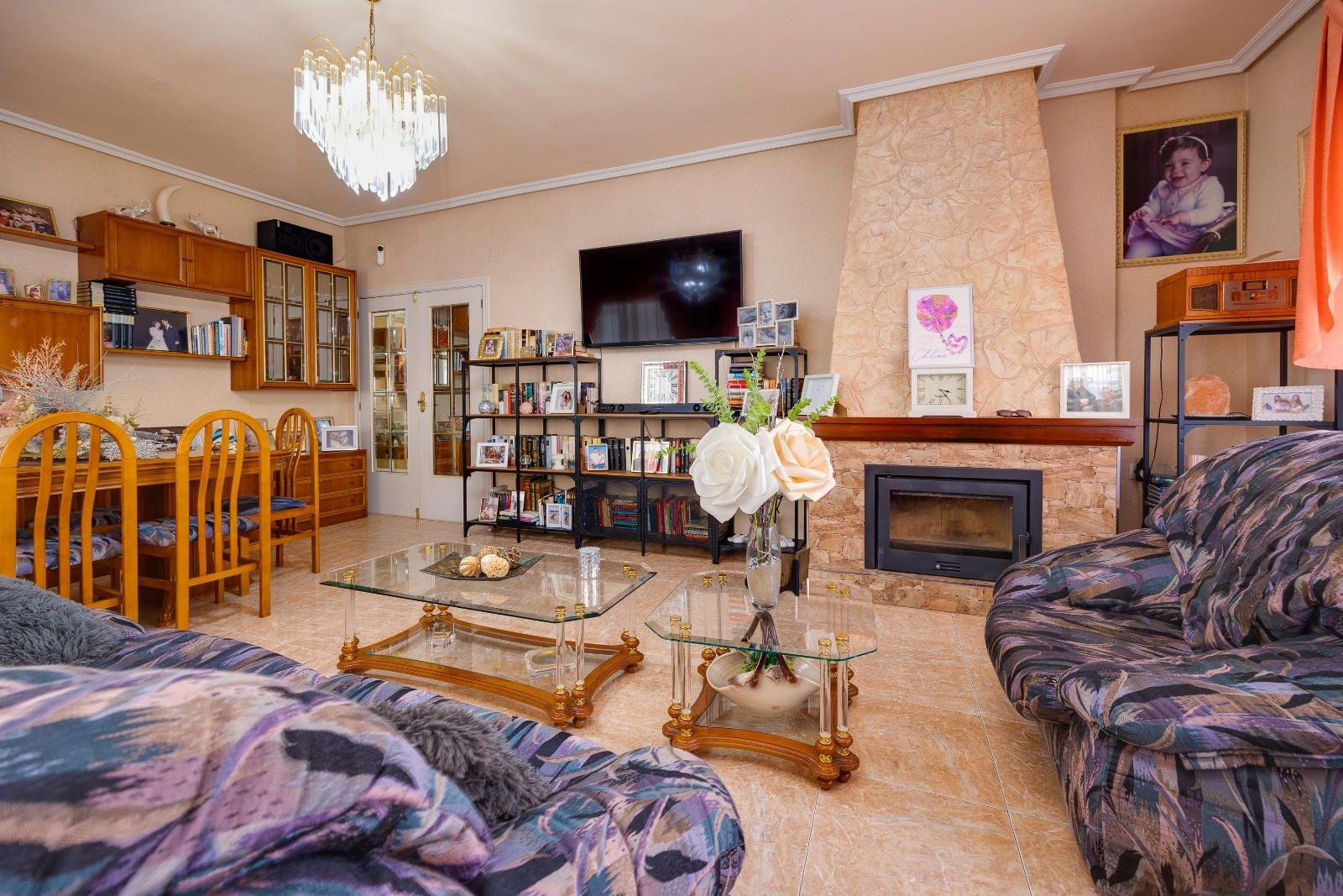 For sale - 5 Bedroom 2 Bathroom Apartment in Torrevieja - Centro  - Alicante