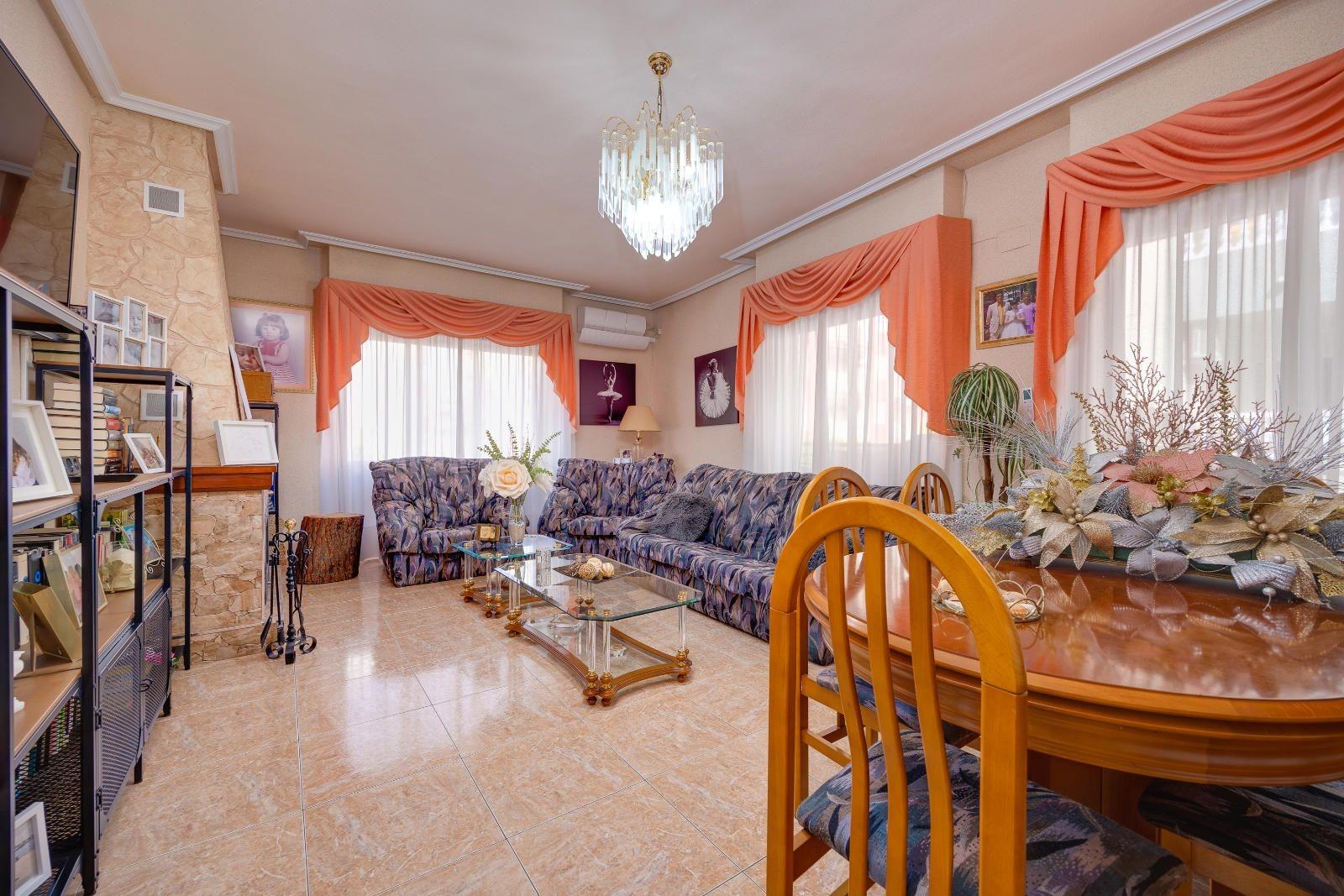 For sale - 5 Bedroom 2 Bathroom Apartment in Torrevieja - Centro  - Alicante