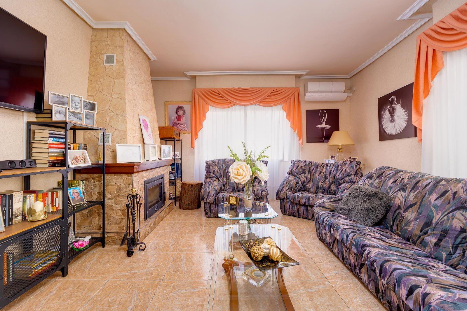 For sale - 5 Bedroom 2 Bathroom Apartment in Torrevieja - Centro  - Alicante