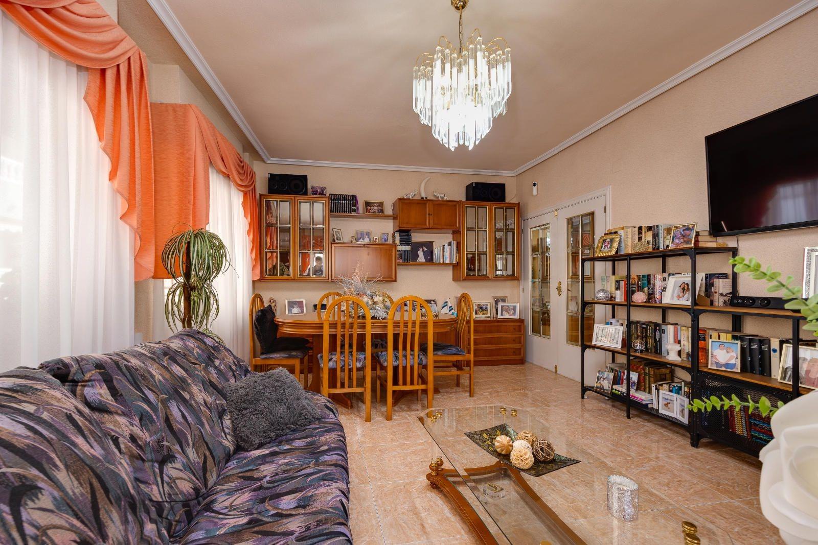 For sale - 5 Bedroom 2 Bathroom Apartment in Torrevieja - Centro  - Alicante
