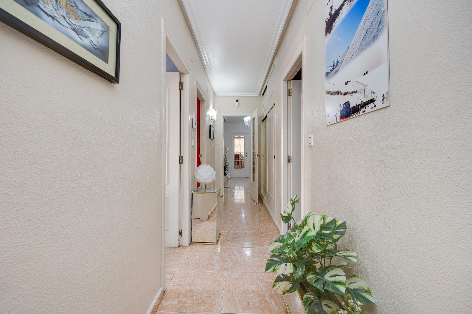 For sale - 5 Bedroom 2 Bathroom Apartment in Torrevieja - Centro  - Alicante
