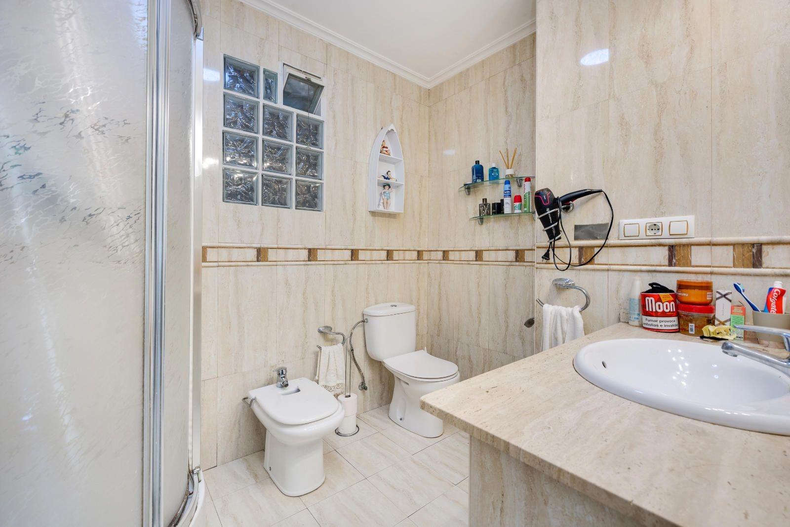 For sale - 5 Bedroom 2 Bathroom Apartment in Torrevieja - Centro  - Alicante