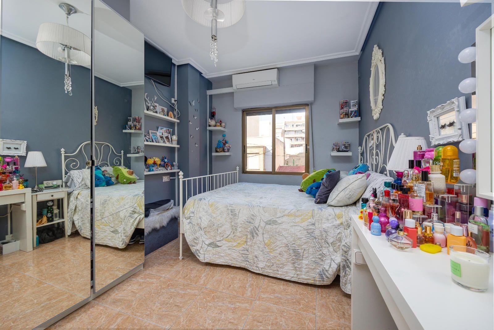For sale - 5 Bedroom 2 Bathroom Apartment in Torrevieja - Centro  - Alicante
